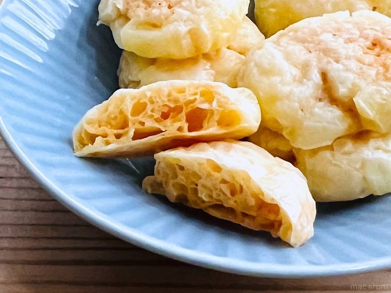 キャンディチーズで作ったチーズスナックを半分に割った様子