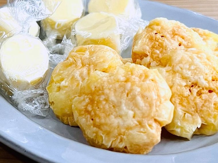 キャンディチーズとチーズスナックを皿に盛り合わせた様子