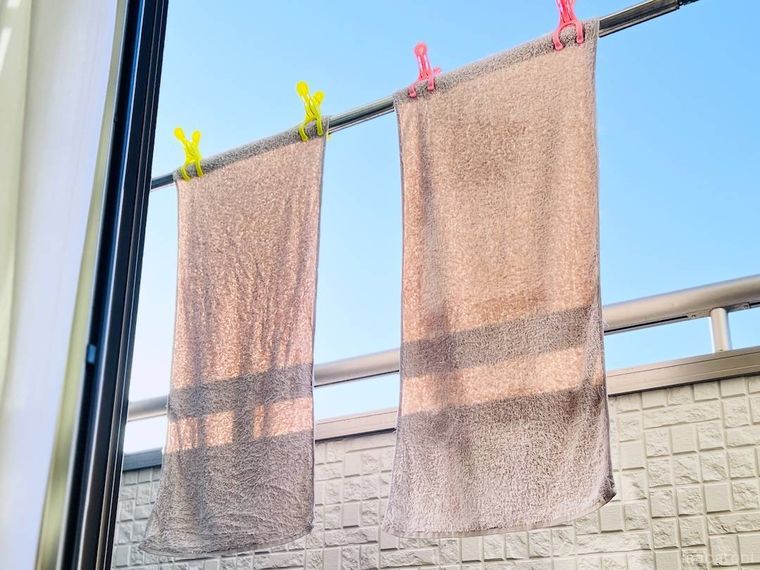 2枚のタオルを天日干ししている様子