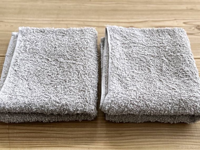 使い古したタオルを2枚並べた様子