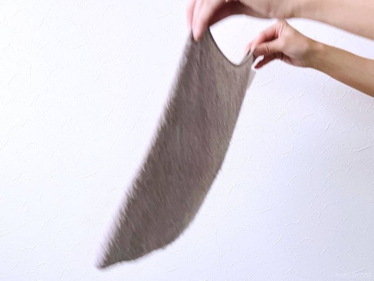 洗濯したタオルを振っている様子