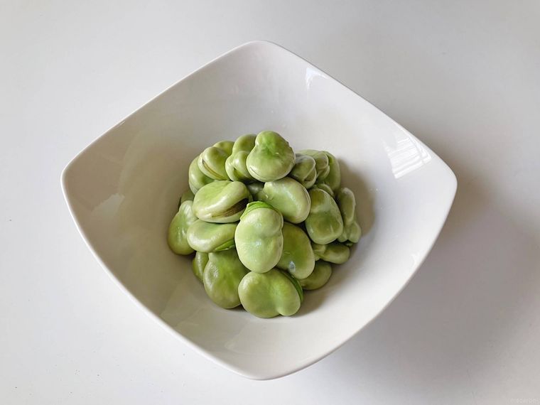 白い皿に入ったそら豆