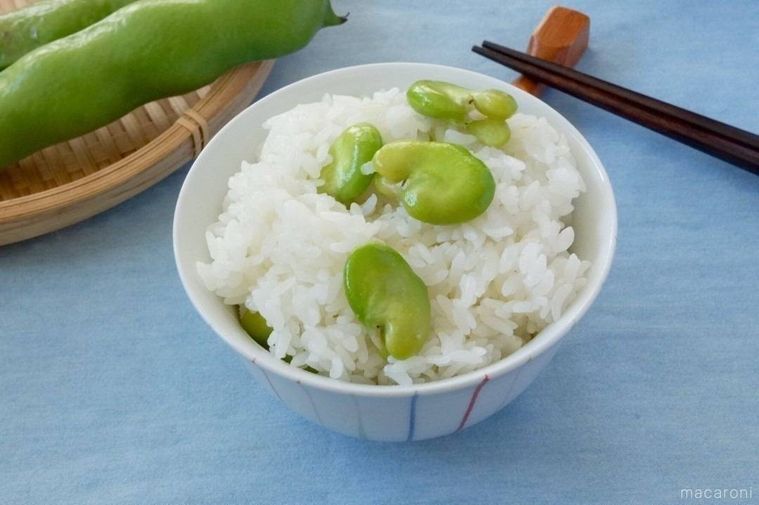 茶碗に盛られたそら豆ご飯