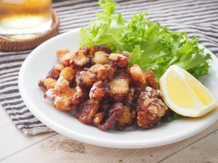 お皿いっぱいに盛られた、たこの唐揚げ