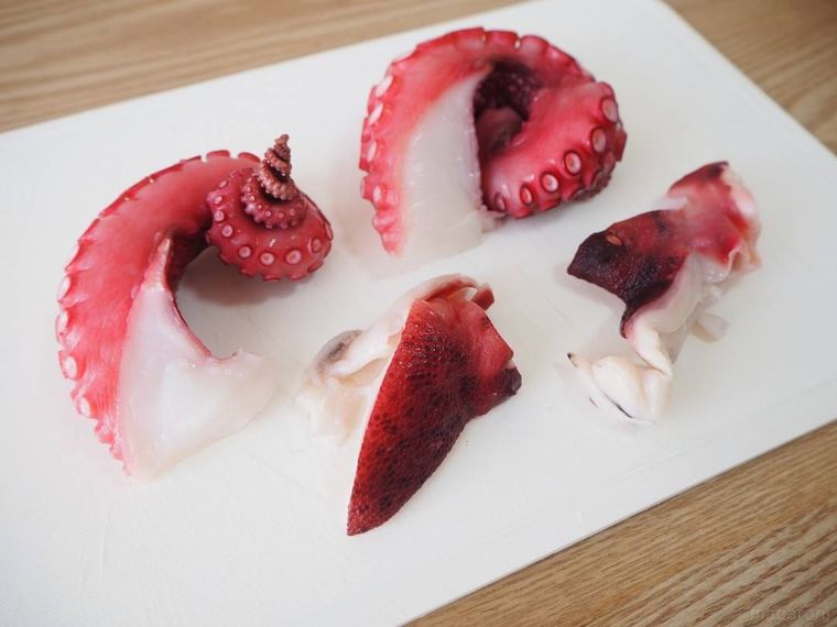 まな板の上でカットされたたこ