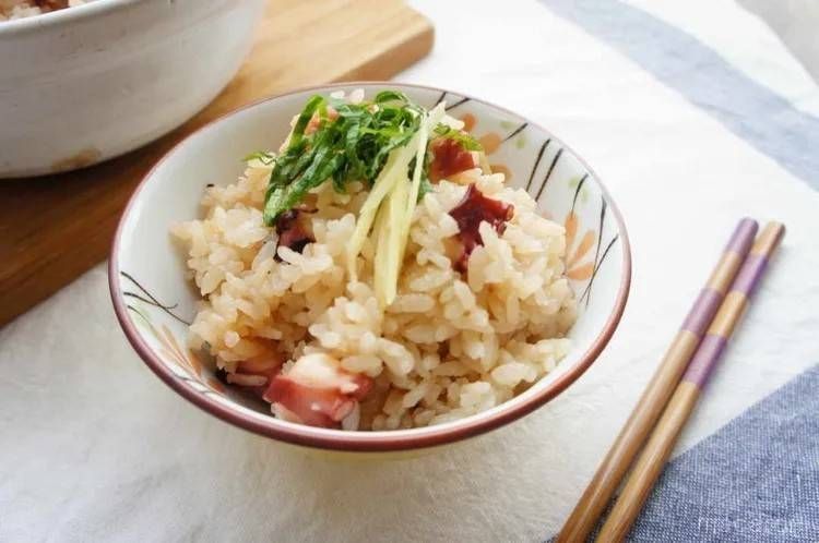 白い茶碗に盛られたたこ飯