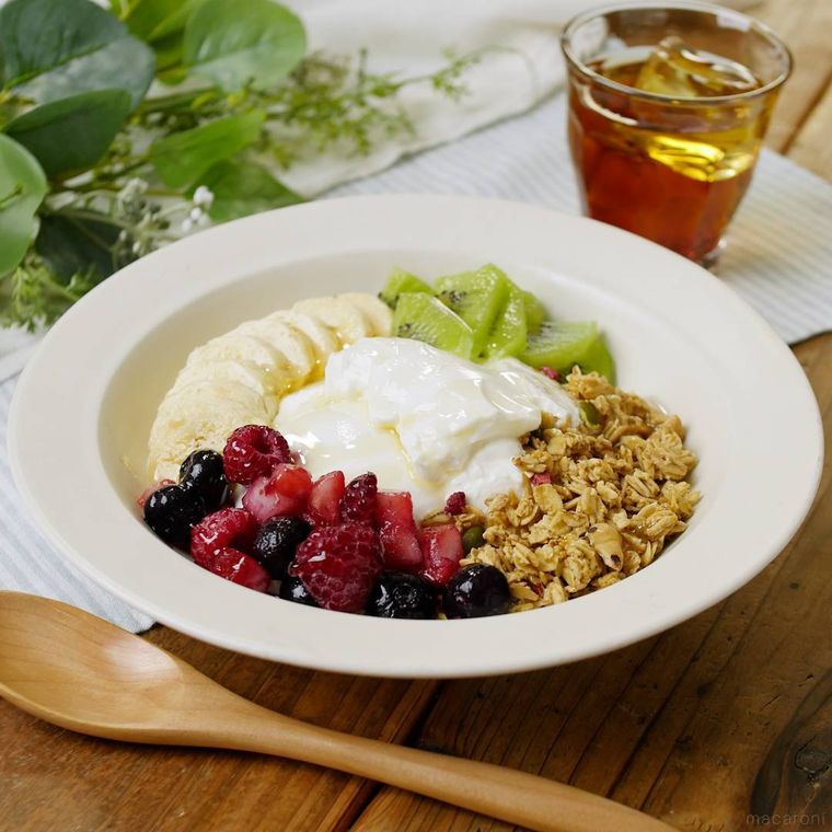 白い皿に盛り付けたグリークヨーグルト