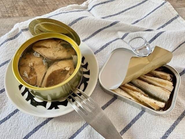 温めて蓋を開けたサバ缶とオイルサーディン缶