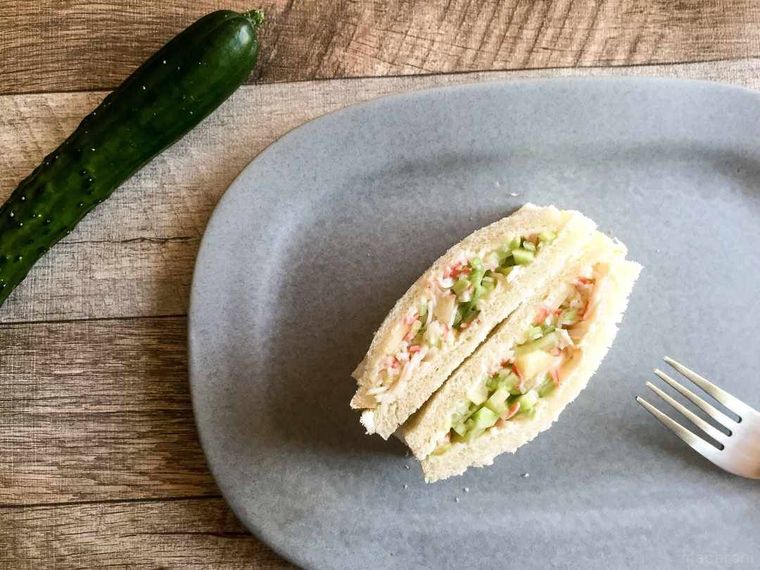 グレーの皿にのったサンドイッチ