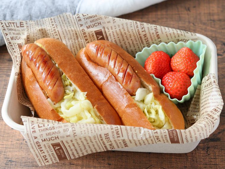 弁当箱に詰めれらたウィンナーロールサンドといちご