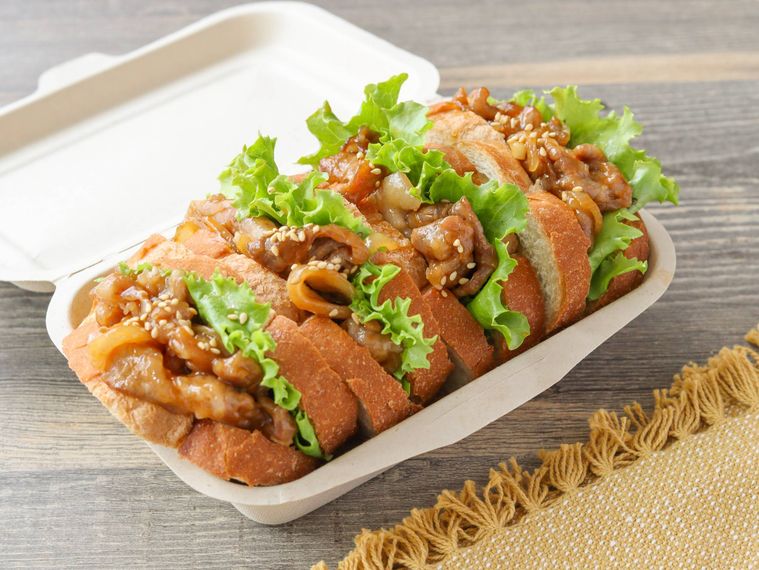 紙製の弁当箱に入ったポークサンド