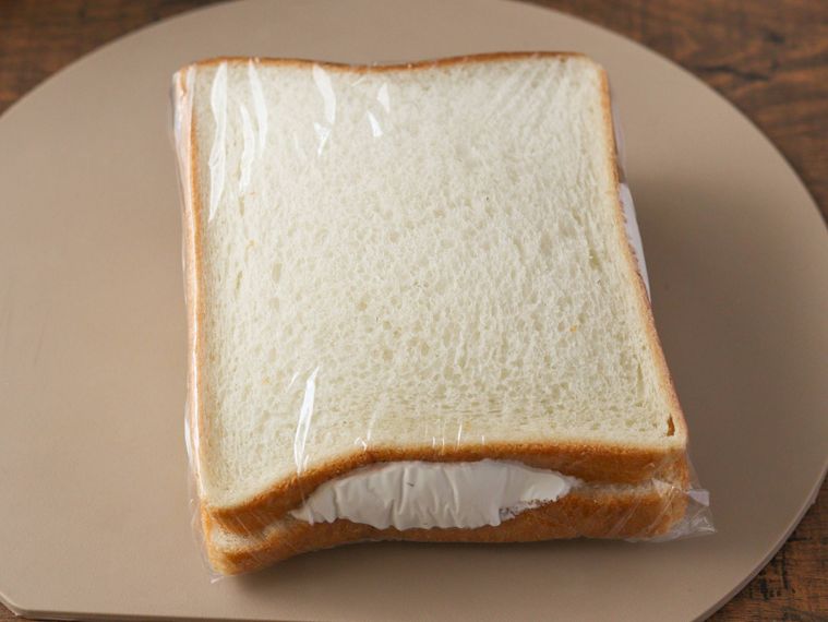 ラップで包んだいちごあんホイップサンド
