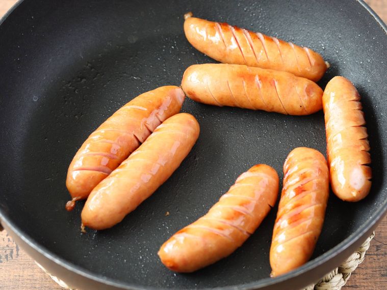 ウィンナーソーセージをフライパンで焼いている