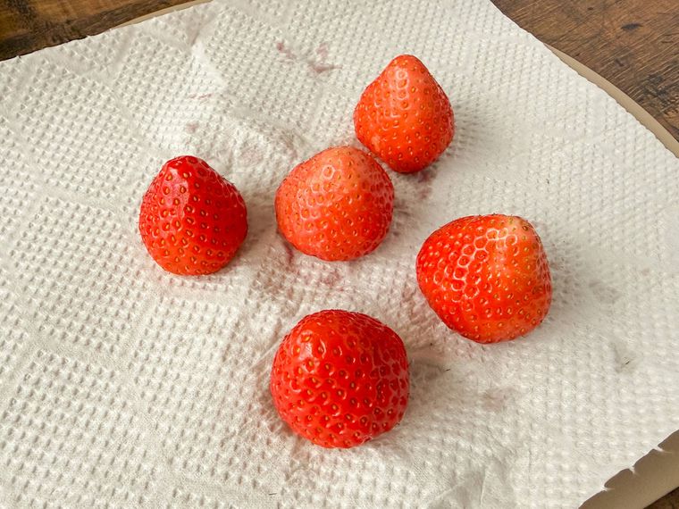 いちごをペーパでふきとっている