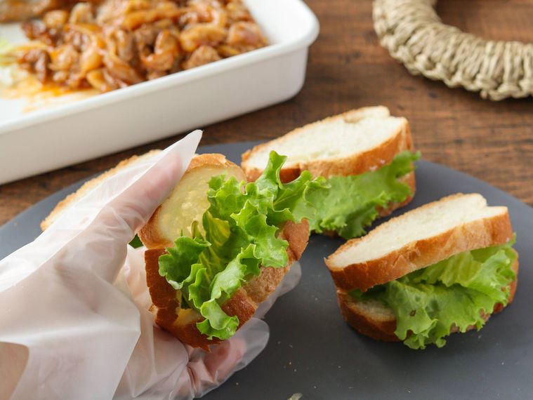 スライスしたフランスパンにリーフレタスをはさんでいる