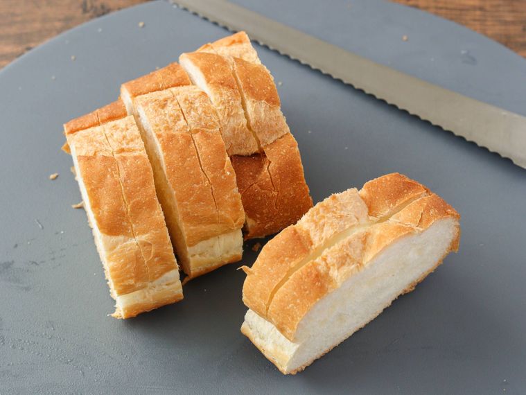 スライスしたフランスパン