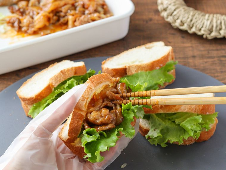 パンに豚肉をサンドしている