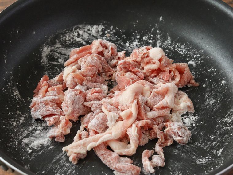 片栗粉をまぶした豚こま肉