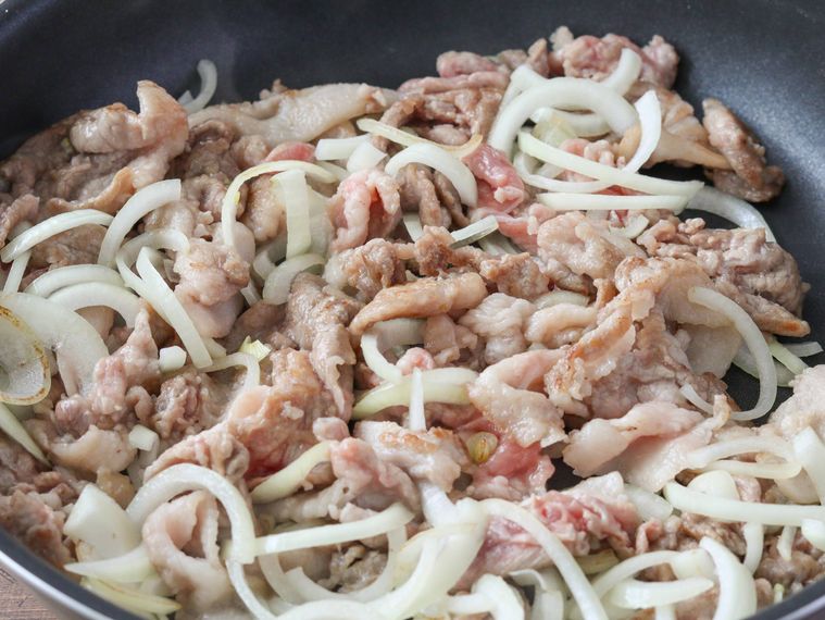 豚こま肉と玉ねぎを炒めている