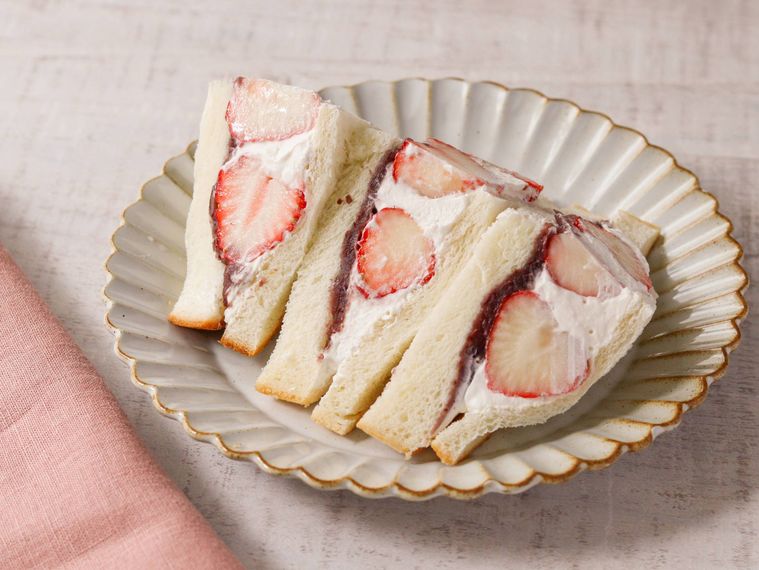 器にのったいちごあんホイップサンド