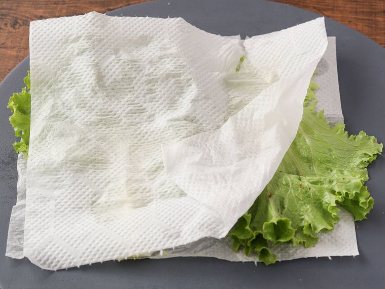リーフレタスの水気をキッチンペーパーでふいている