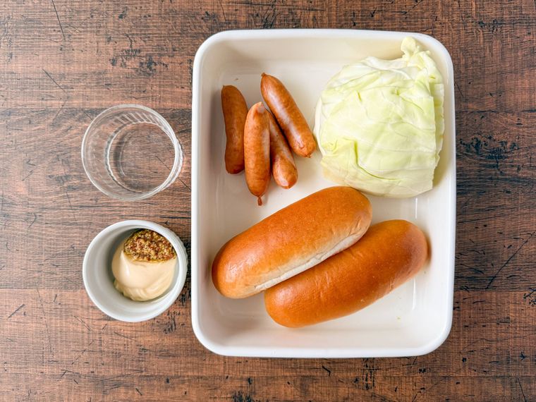 調味料とバットに入ったロールパンサンドの材料