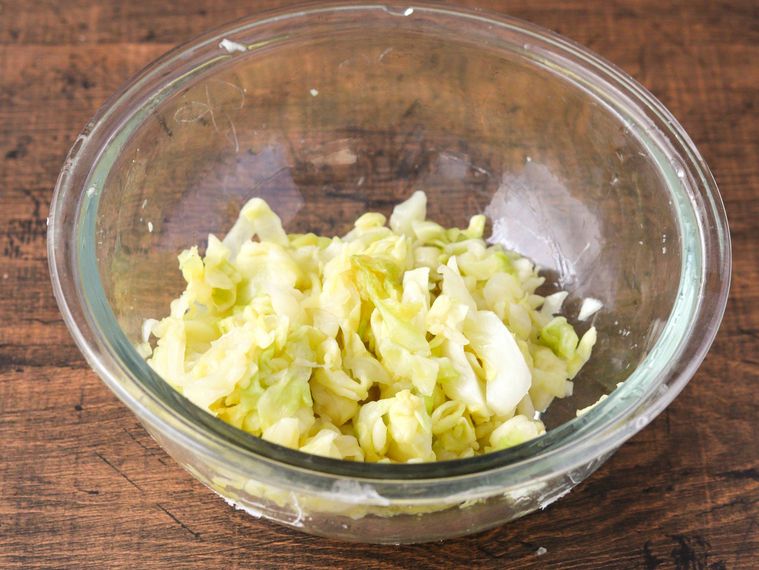 キャベツが入った耐熱ボウル