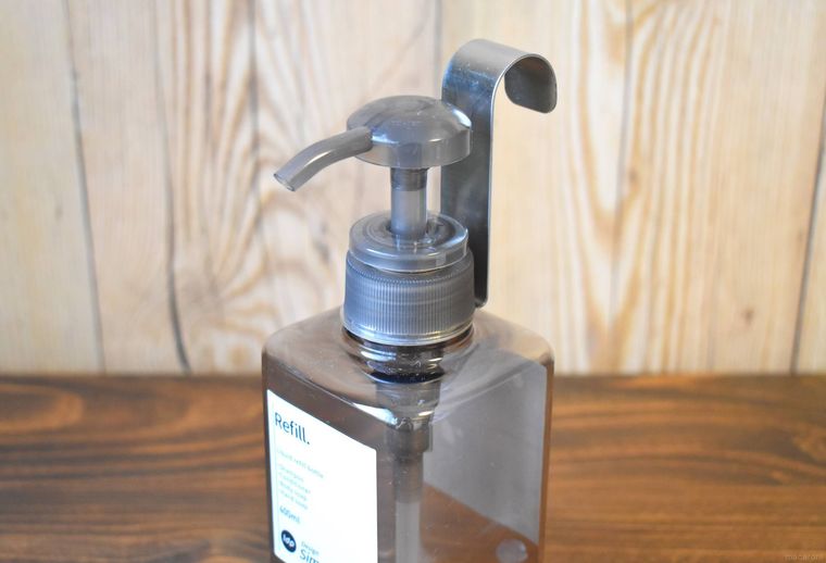 ステンレスボトルハンギングフックにシャンプーボトルを設置したところ