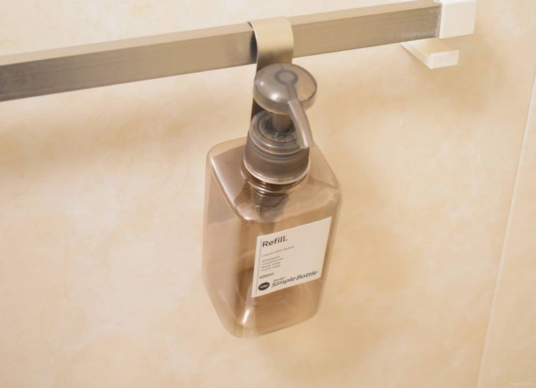 ステンレスボトルハンギングフックを浴室で使用しているところ