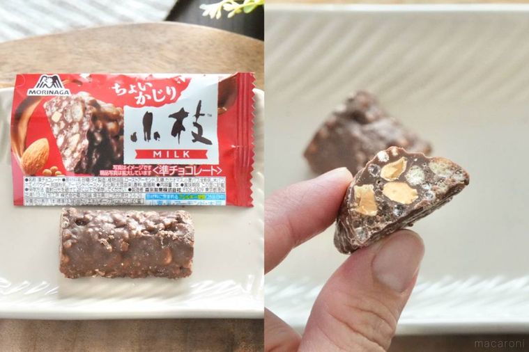 木のカッティングボードと白い小皿にのったミルクチョコレート菓子