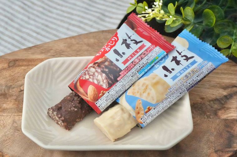 木のカッティングボードと白い皿にのったチョコレート菓子