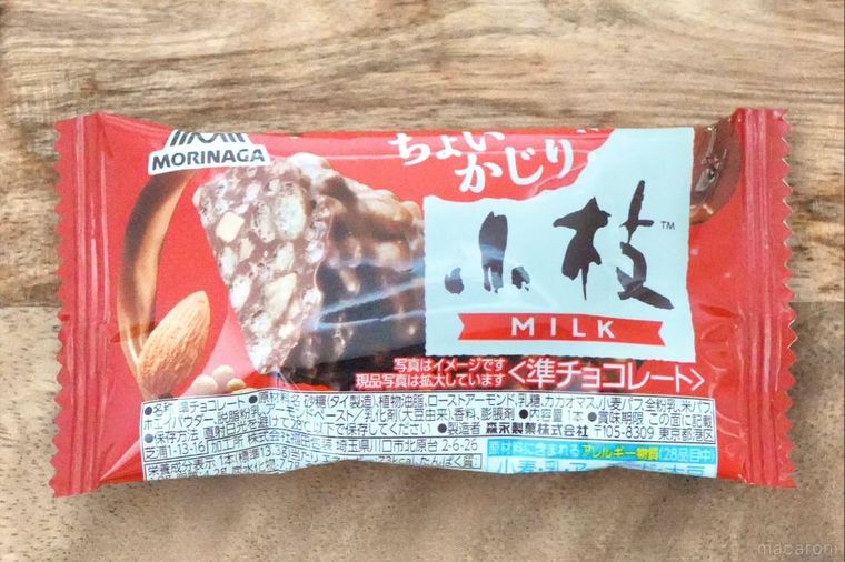 木のカッティングボードにのった赤いパッケージのチョコレート菓子