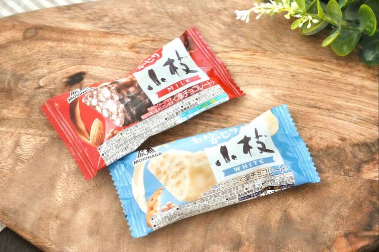 木のカッティングボードにのったチョコレート菓子