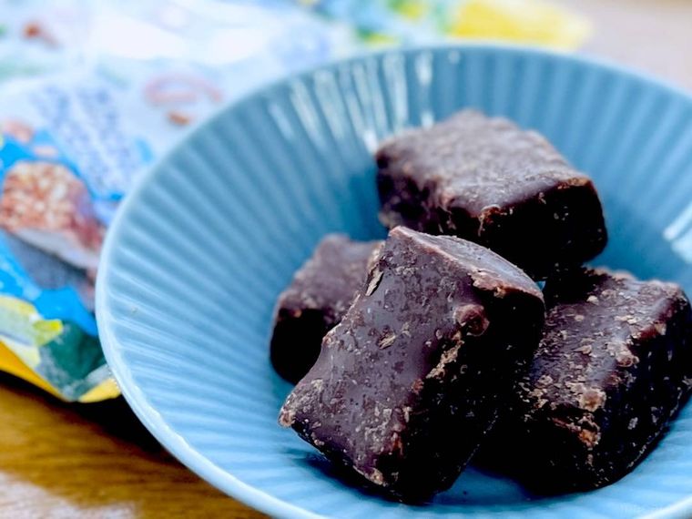 AI発案 合体しちゃったきたきたのこのこの山里を水色の皿に盛り付けた様子