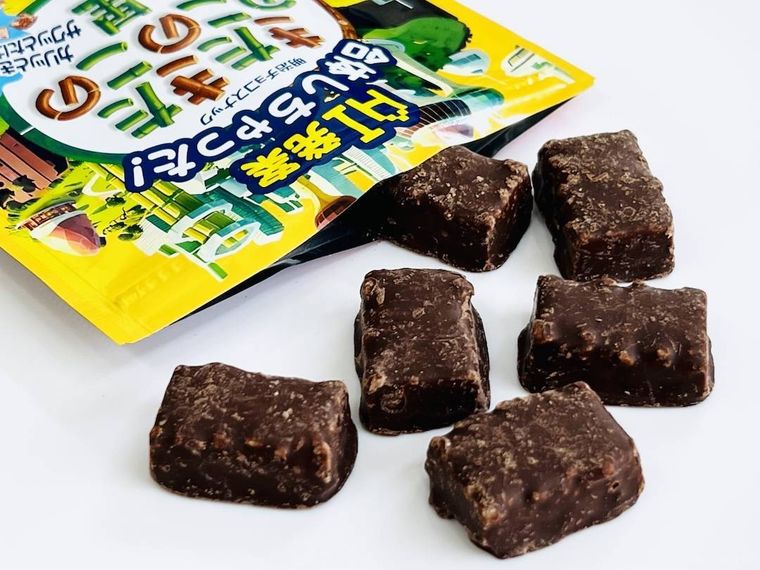 AI発案 合体しちゃったきたきたのこのこの山里の中身を出した様子