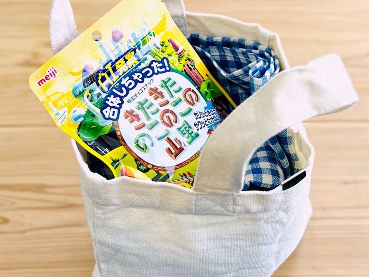 AI発案 合体しちゃったきたきたのこのこの山里を白いバッグに入れた様子