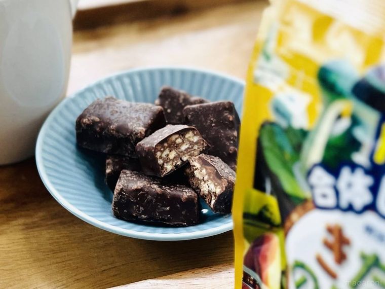 AI発案 合体しちゃったきたきたのこのこの山里を水色の皿に盛り付けた様子