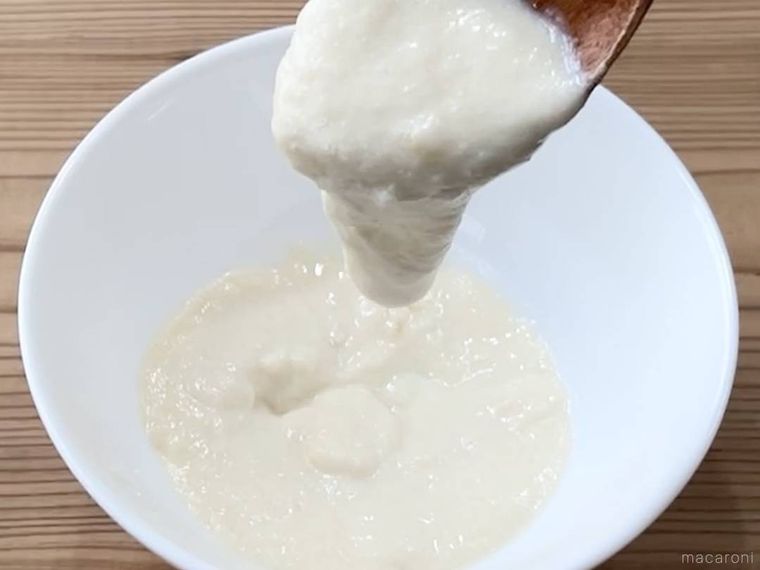 増えるチーズをスプーンで器に落としている様子