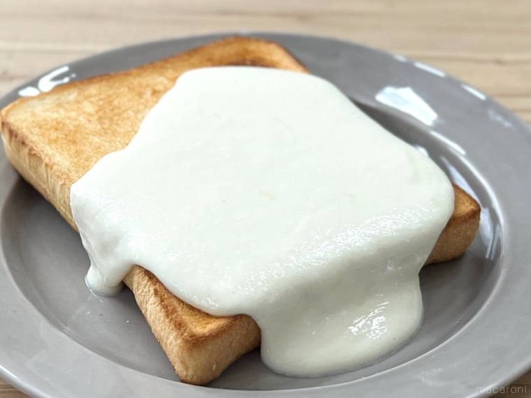 増えるチーズをトーストにかけた様子