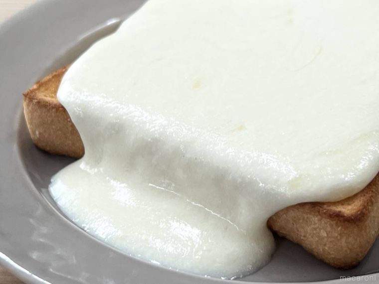 トーストに増えるチーズをかけた様子