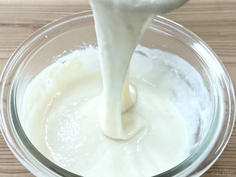 増えるチーズをスプーンでボウルに落としている様子