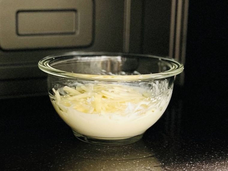 豆腐、塩、ピザ用チーズが入った耐熱ボウルを電子レンジの庫内に入れた様子