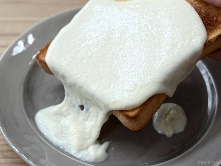 増えるチーズがかかったトーストを持ち上げている様子