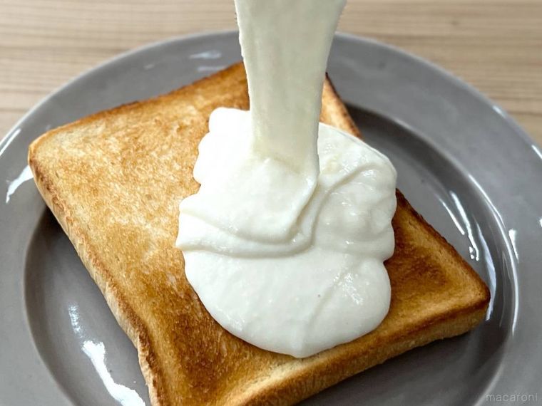 トーストに増えるチーズをかけている様子