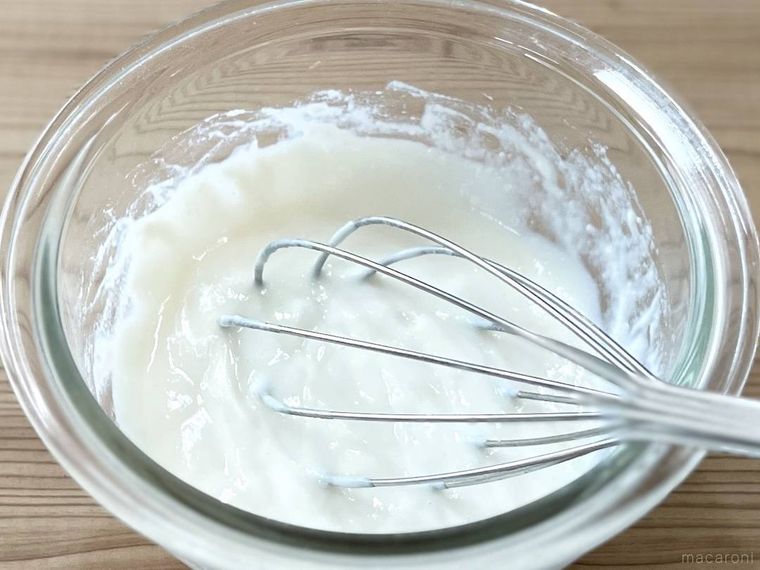 特濃ケンちゃんと塩を泡だて器でかき混ぜた様子