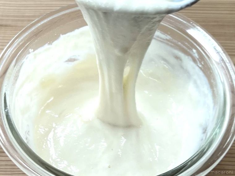 増えるチーズをスプーンでボウルに落としている様子