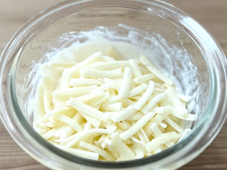 かき混ぜた豆腐の上にピザ用チーズをのせた様子