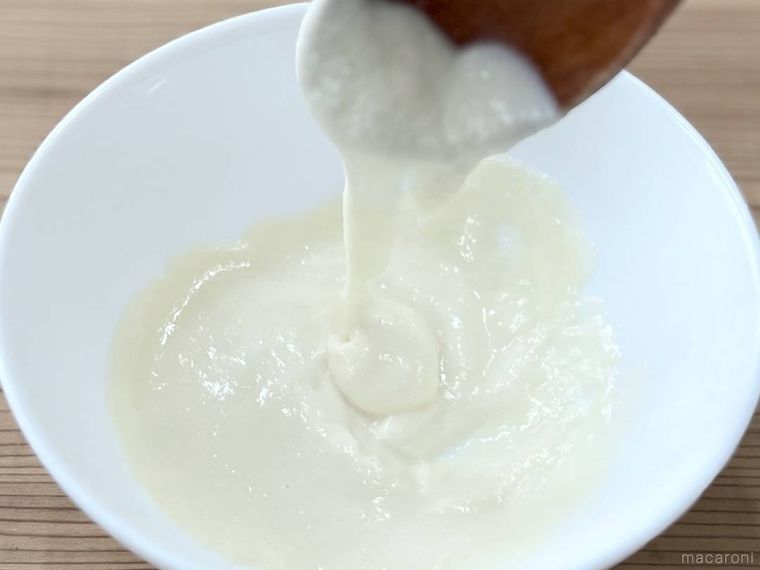 増えるチーズをスプーンで器に落としている様子