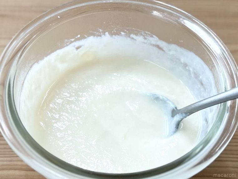 増えるチーズをスプーンでかき混ぜた様子