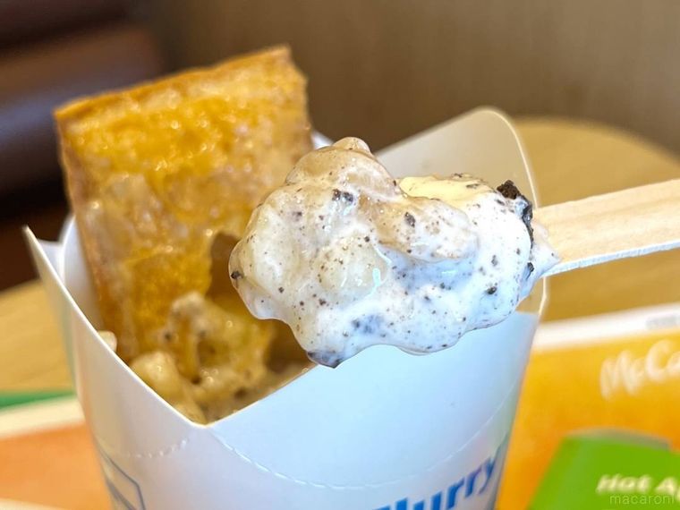マックフルーリー オレオ クッキーとホットアップルパイを合わせ、スプーンですくった様子